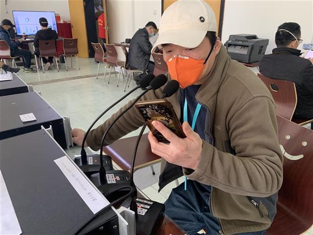 武汉最大的“康复驿站”用武汉话来播音，让康复者边吃边笑……