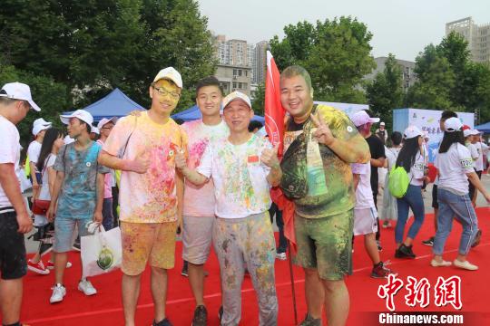 图为，国产亚洲精品久久久久久久_无码AV免费精品一区二区三区_99久久久无码国产精品免费人妻_精品人妻无码一区二区三区在线_无码专区久久综合久综合字幕_久久精品国产一区二区三区四区_真实一级一级一片免费视频_特级精品毛片免费观看_国产成人无码AA片免费看校长(中)与毕业生合影 向正鹏 摄