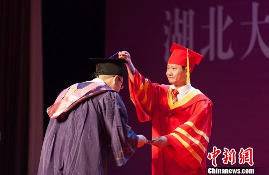 图为，国产亚洲精品久久久久久久_无码AV免费精品一区二区三区_99久久久无码国产精品免费人妻_精品人妻无码一区二区三区在线_无码专区久久综合久综合字幕_久久精品国产一区二区三区四区_真实一级一级一片免费视频_特级精品毛片免费观看_国产成人无码AA片免费看校长赵凌云为毕业生拨穗正冠 向正鹏 摄